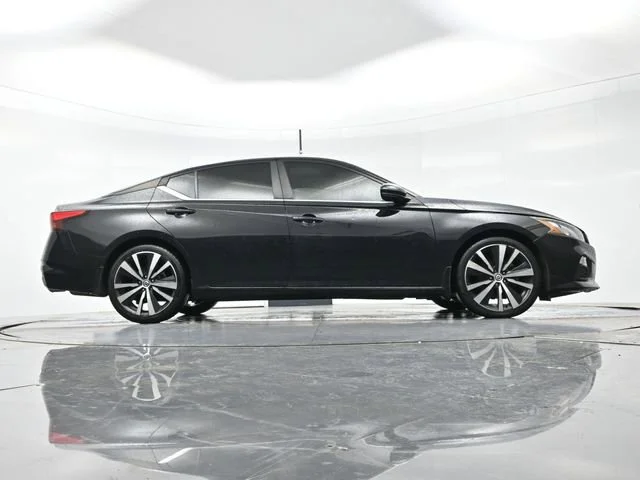 Used 2019 Super Black Nissan 2.5 SR image 16