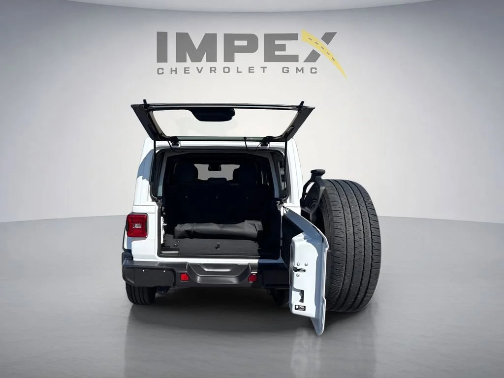 Used 2025 White Jeep Sahara image 4