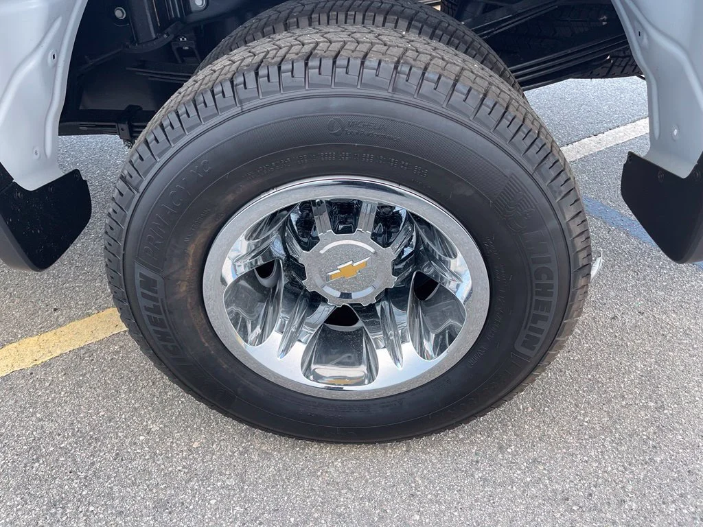 New 2026 Summit White Chevrolet LT DRW image 32