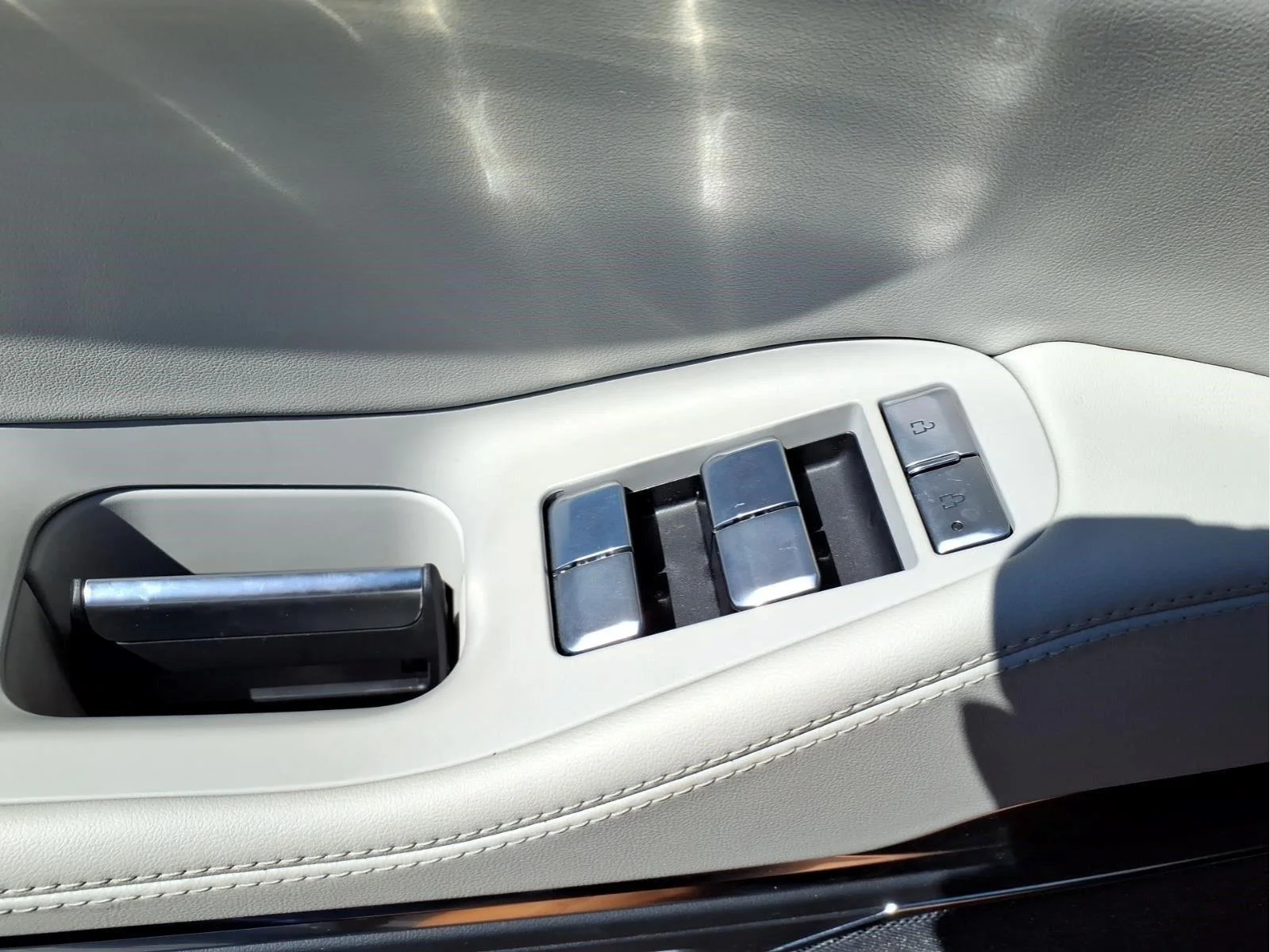 Used 2026 Crystal White Metallic Clearcoat Lincoln Reserve image 23