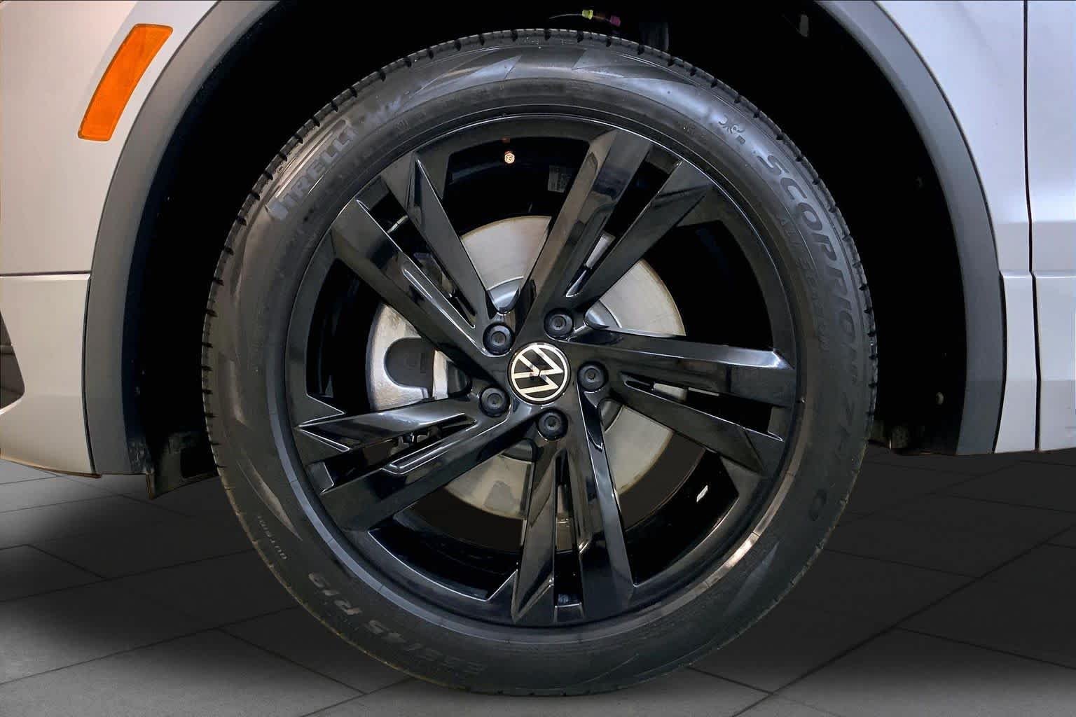 Used 2024 Pyrite Silver Metallic Volkswagen SE R-Line Black image 10