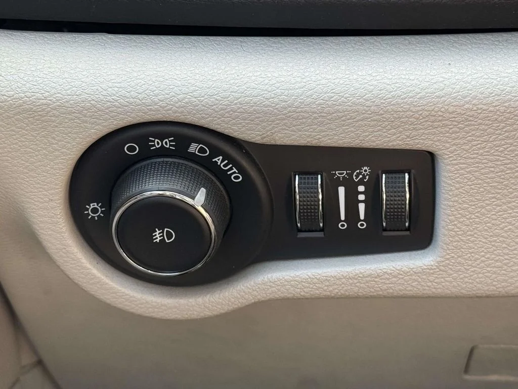 Used 2018 White Chrysler Touring L Plus image 26