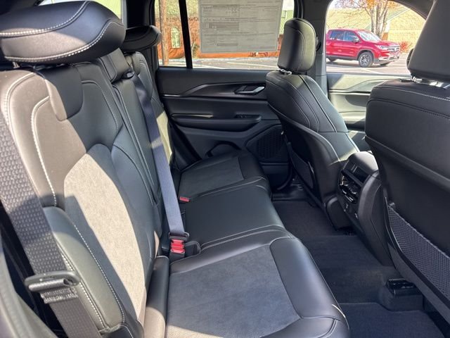 New 2025 Diamond Black Crystal Pearl-Coat Exterior Paint Jeep Altitude X image 11