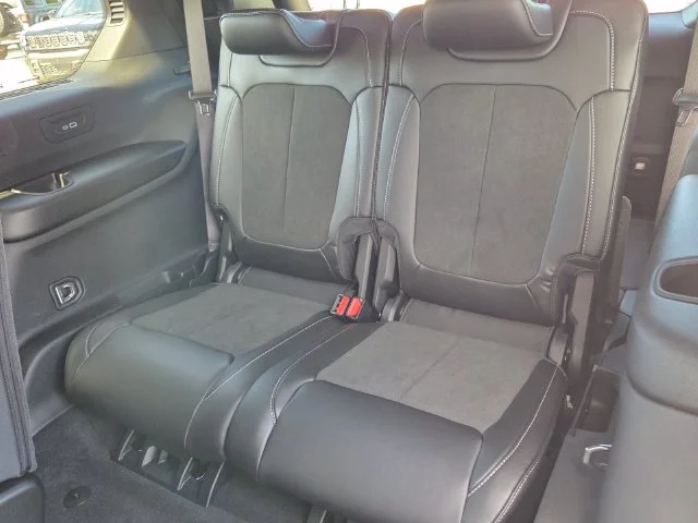 New 2027 Bright White Clear-Coat Paint Jeep Laredo Altitude image 13