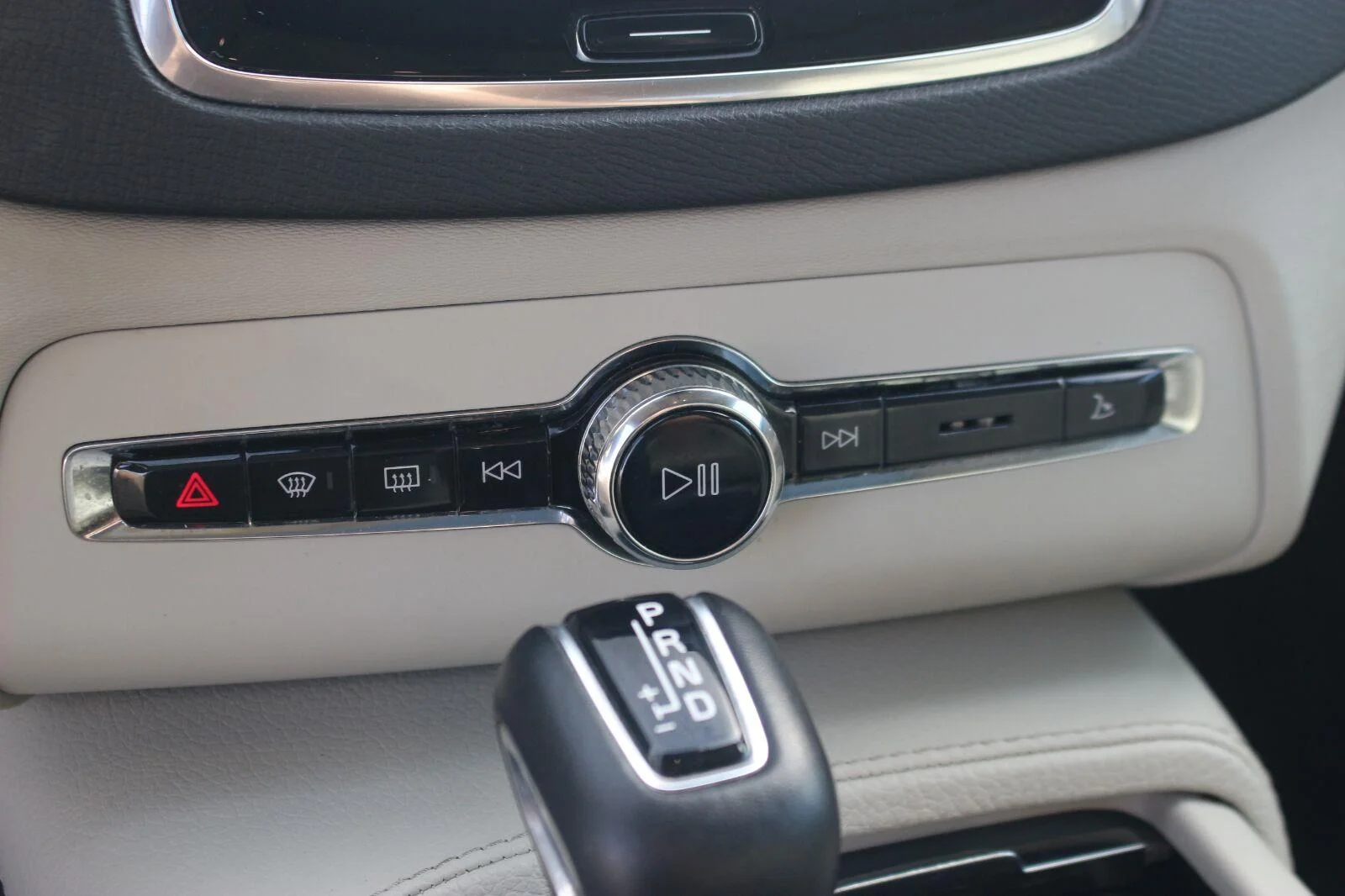 Used 2021  Volvo Momentum image 24