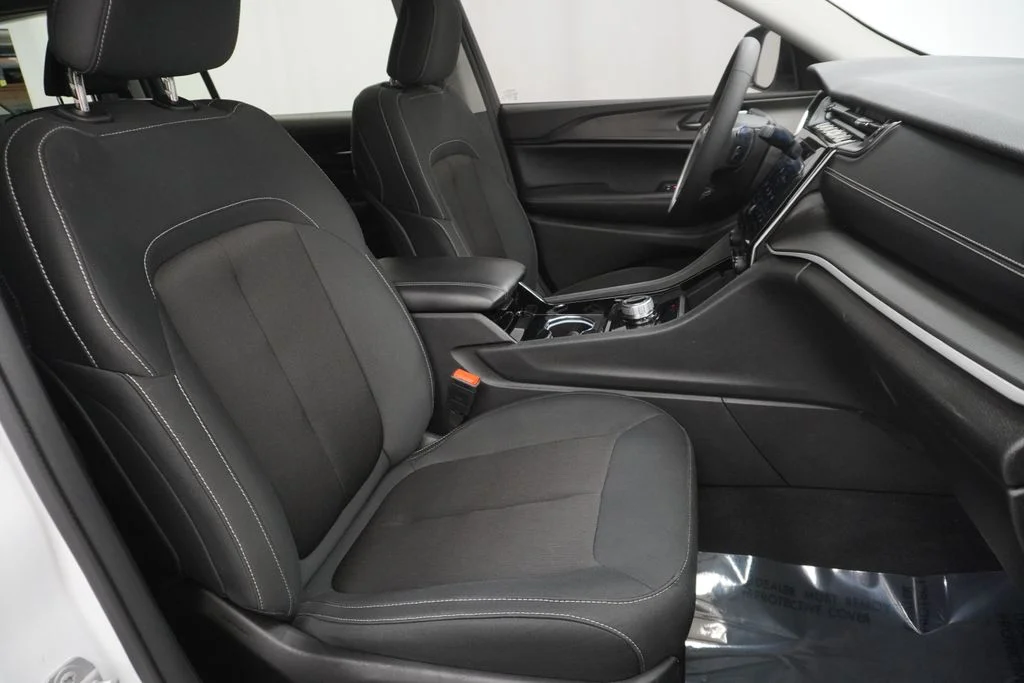 Used 2023 White/off-white Jeep Laredo image 47