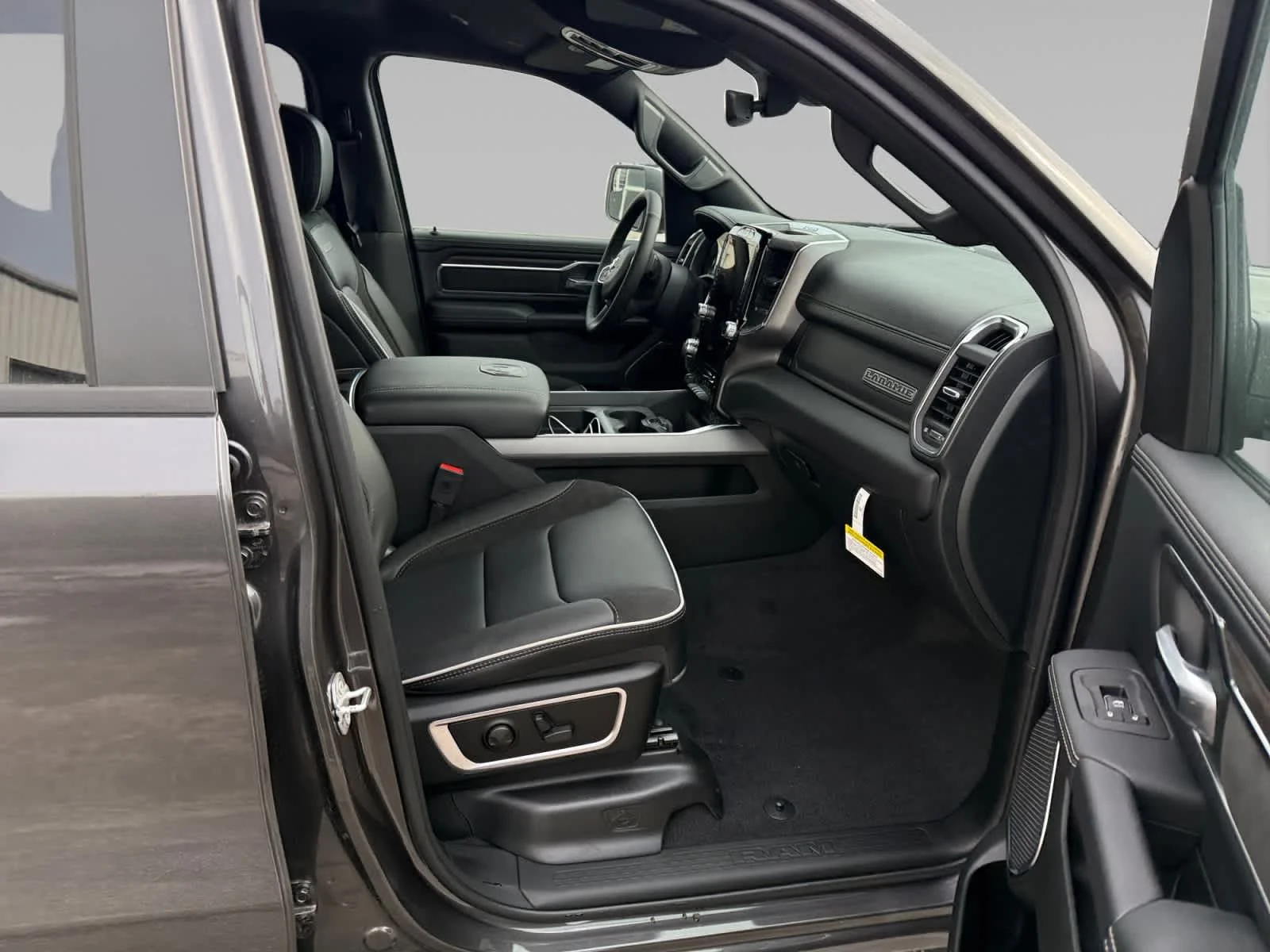 New 2026 Granite Crystal Metallic Clear-Coat Exterior Paint RAM Laramie image 15