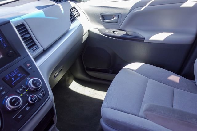 Used 2017 White Toyota L image 21