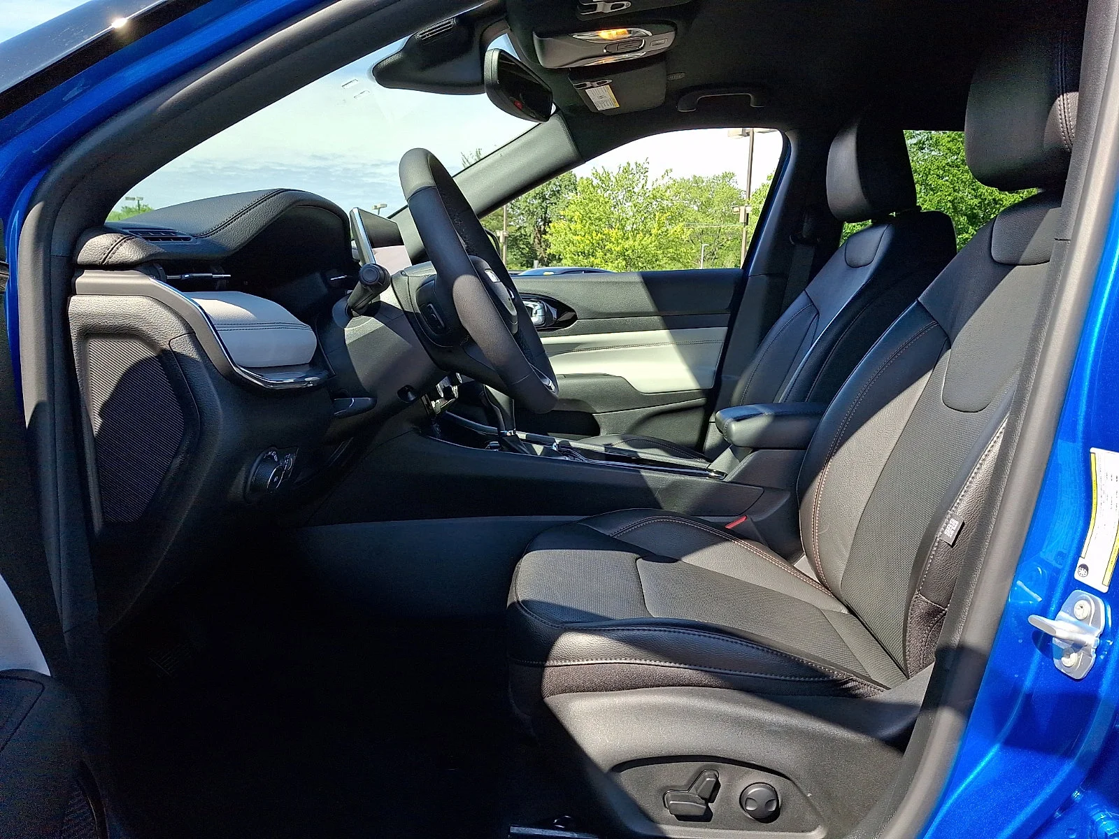 Used 2023 Laser Blue Pearlcoat Jeep Limited image 13