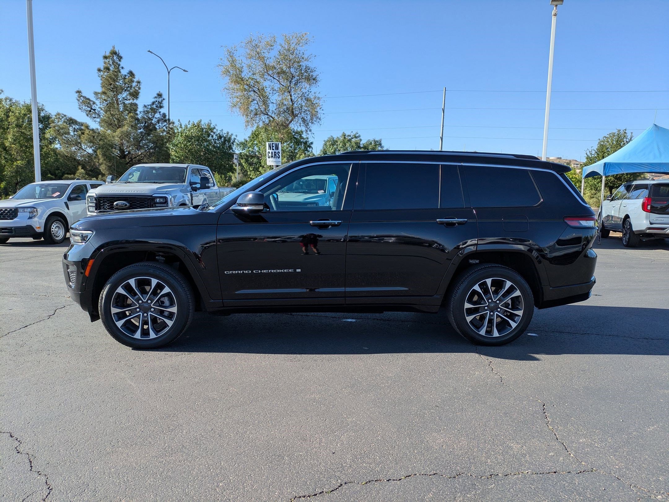 Used 2023 Diamond Black Crystal Pearlcoat Jeep Overland image 6