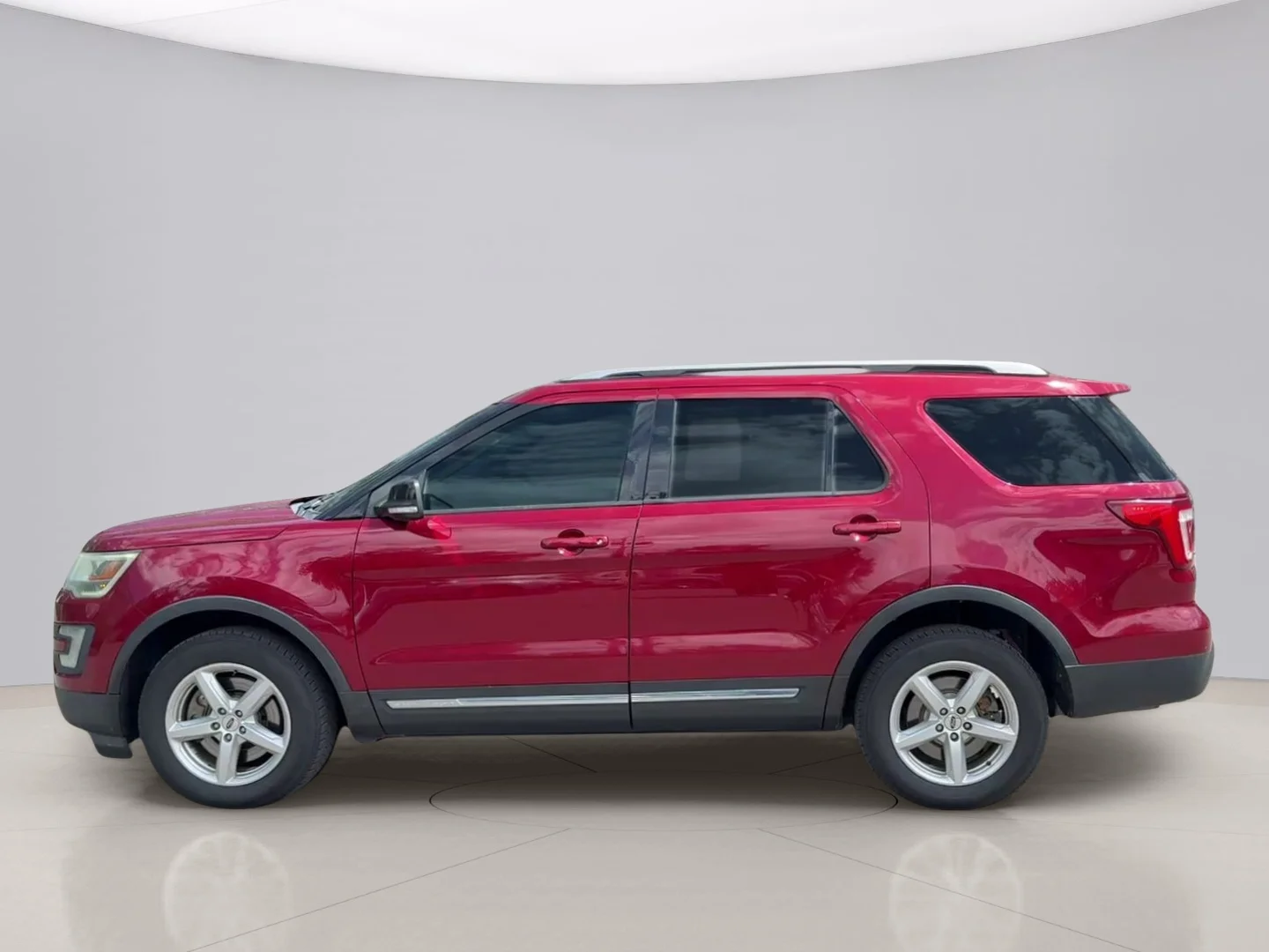 Used 2016 Red Ford XLT image 2
