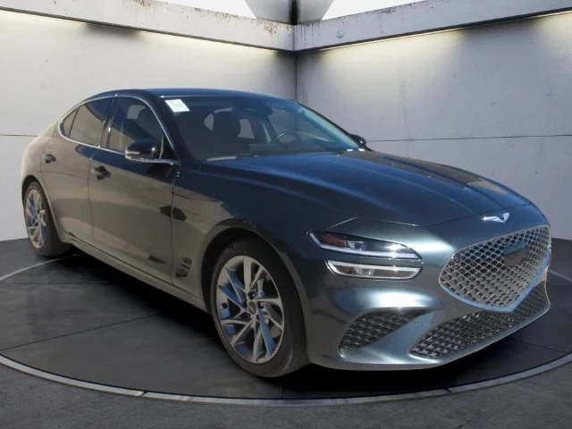 Used 2022 Black / Forest Green Genesis 2.0T image 2