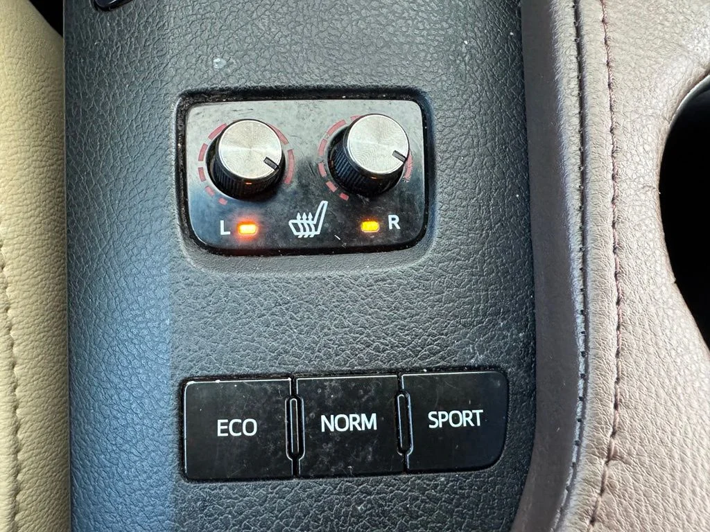 Used 2015  Toyota XLE Premium image 30