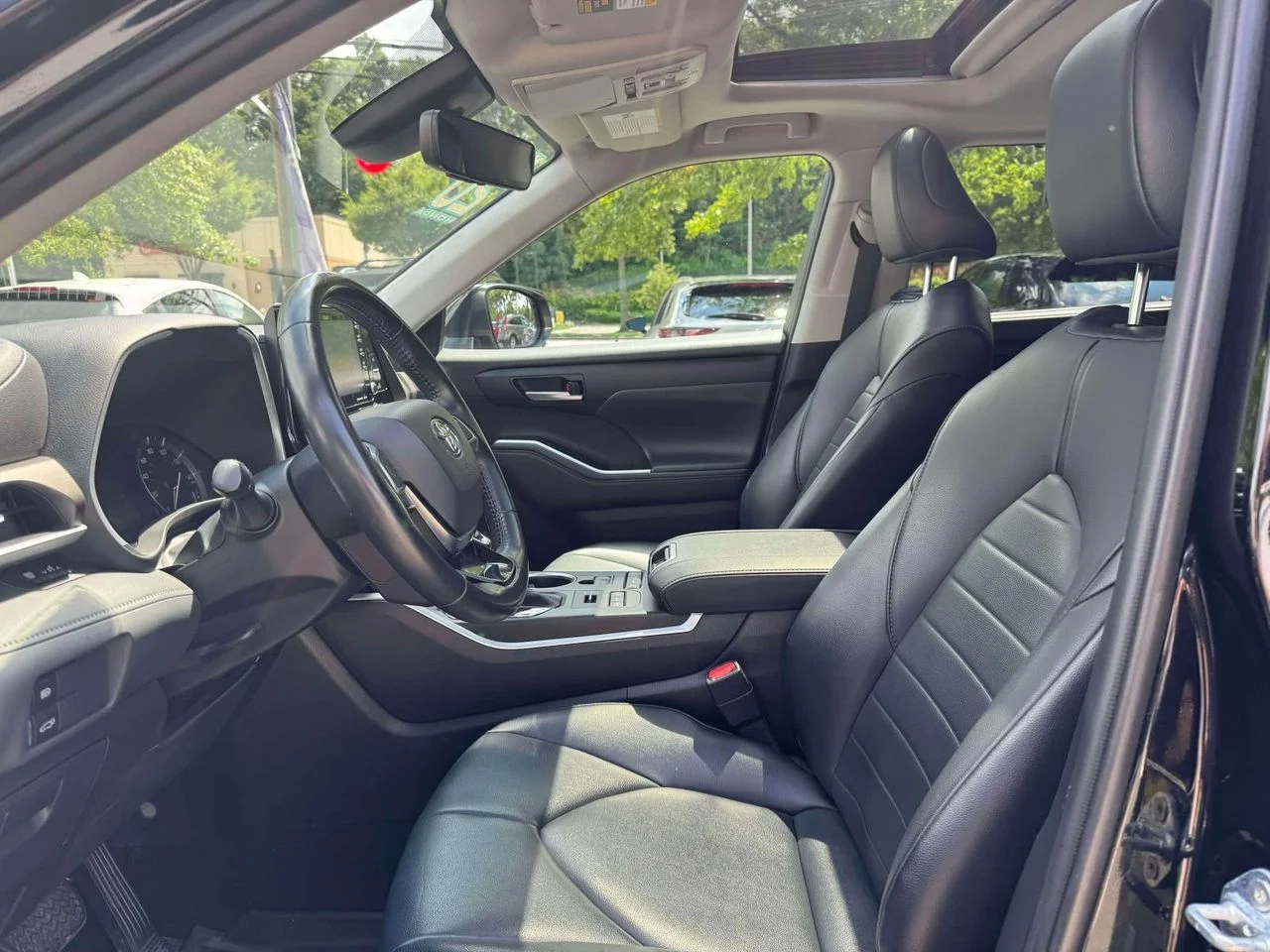 Used 2020 Midnight Black Metallic Toyota XLE image 19