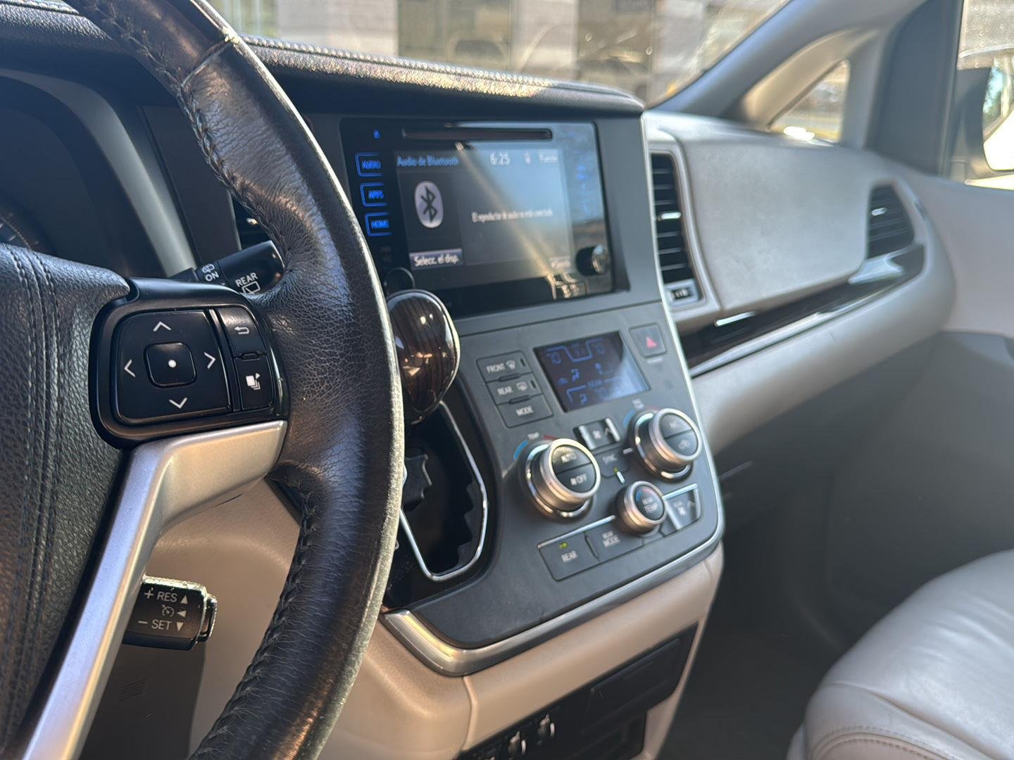 2017 Toyota Sienna XLE Premium - Photo 10