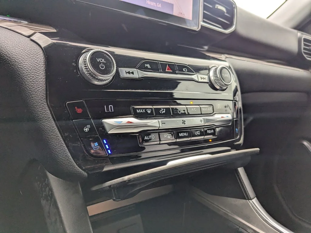 Used 2021  Ford Limited image 18