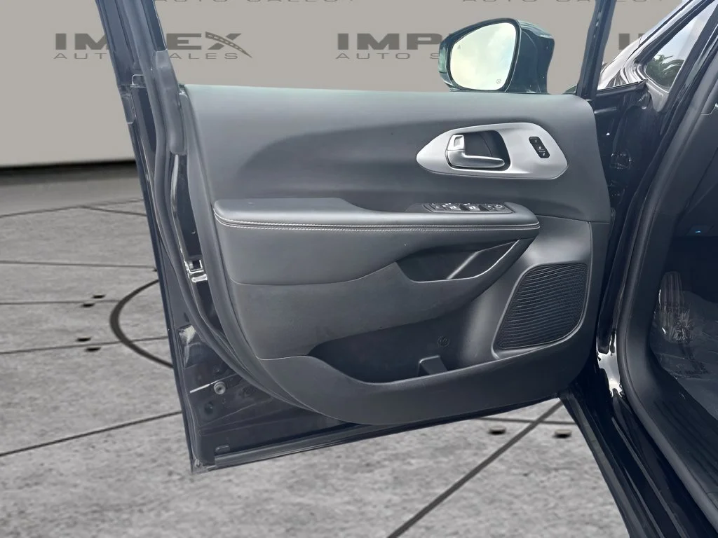 Used 2025 Black Chrysler Limited image 22