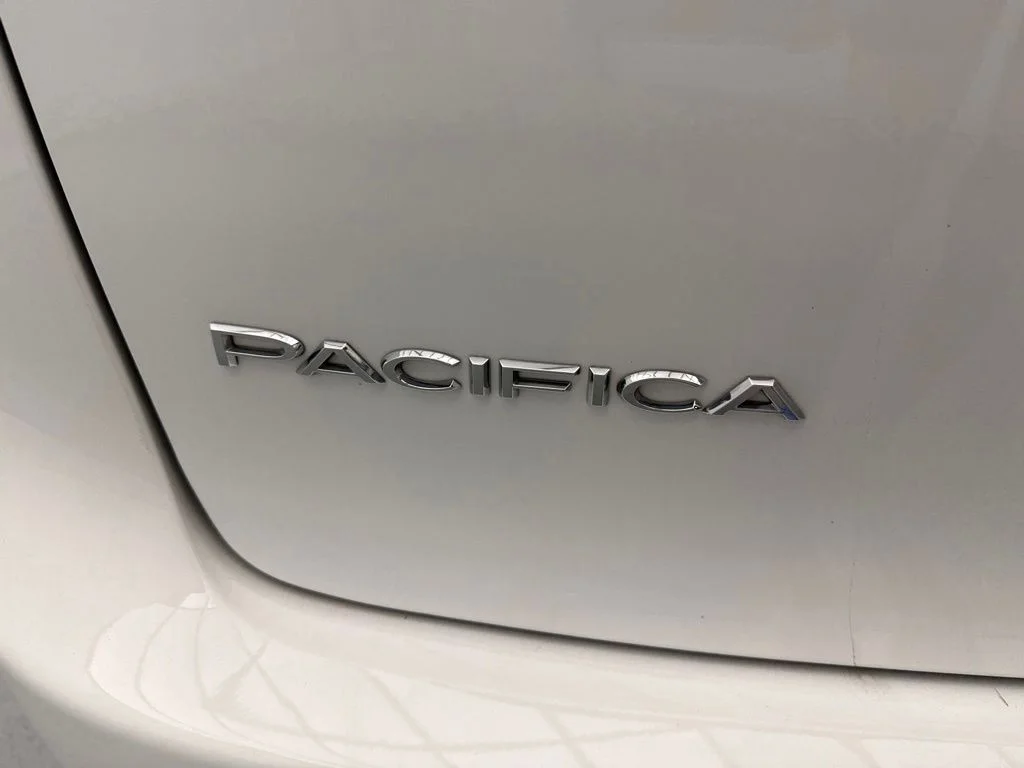 Used 2025 White Chrysler Select image 9