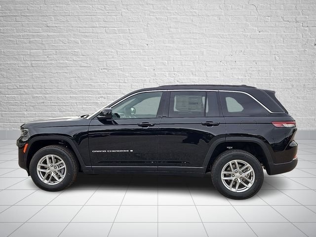 New 2026 Diamond Black Crystal Pearlcoat Jeep Laredo image 2