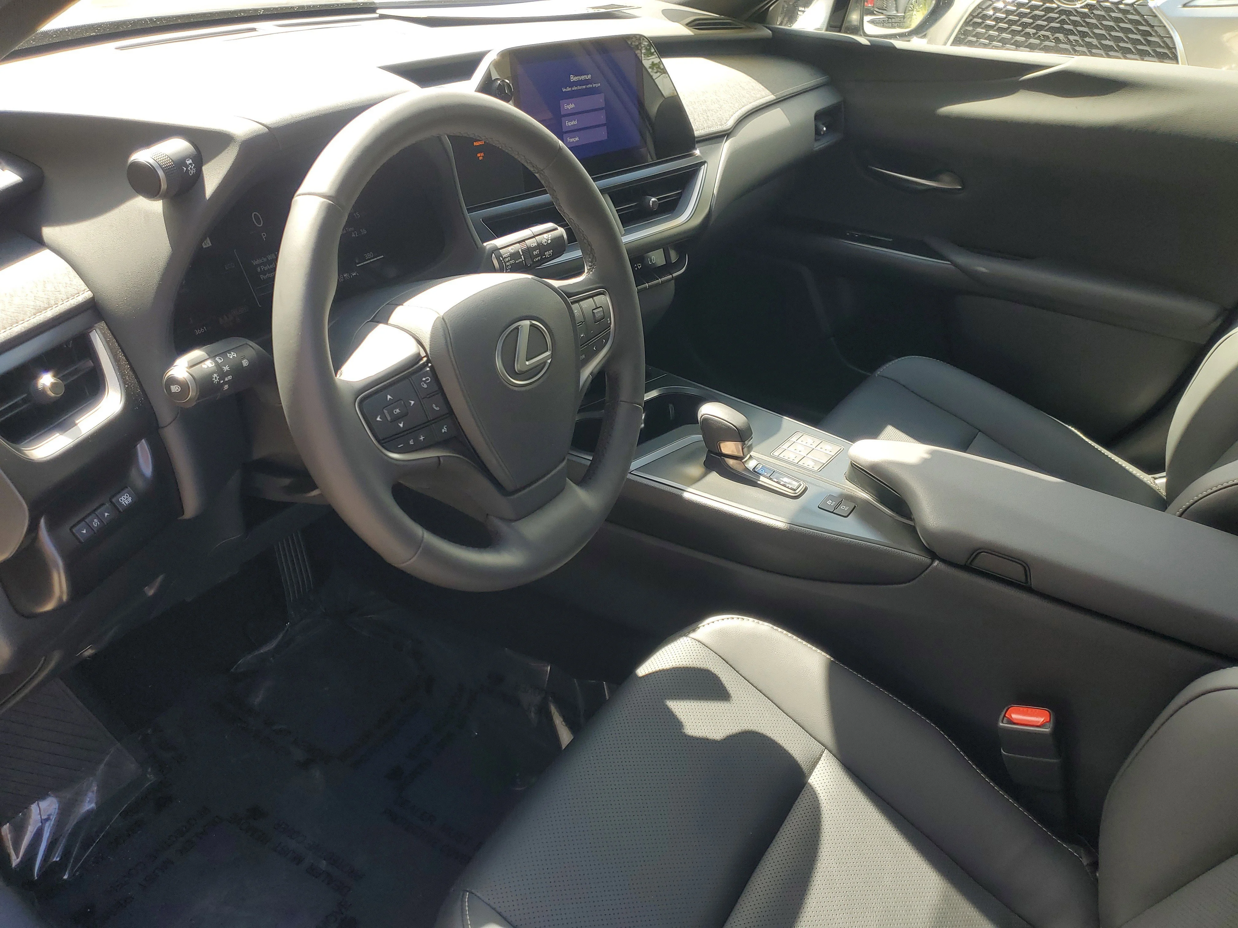 2025 Lexus UX Hybrid 300h - Photo 16