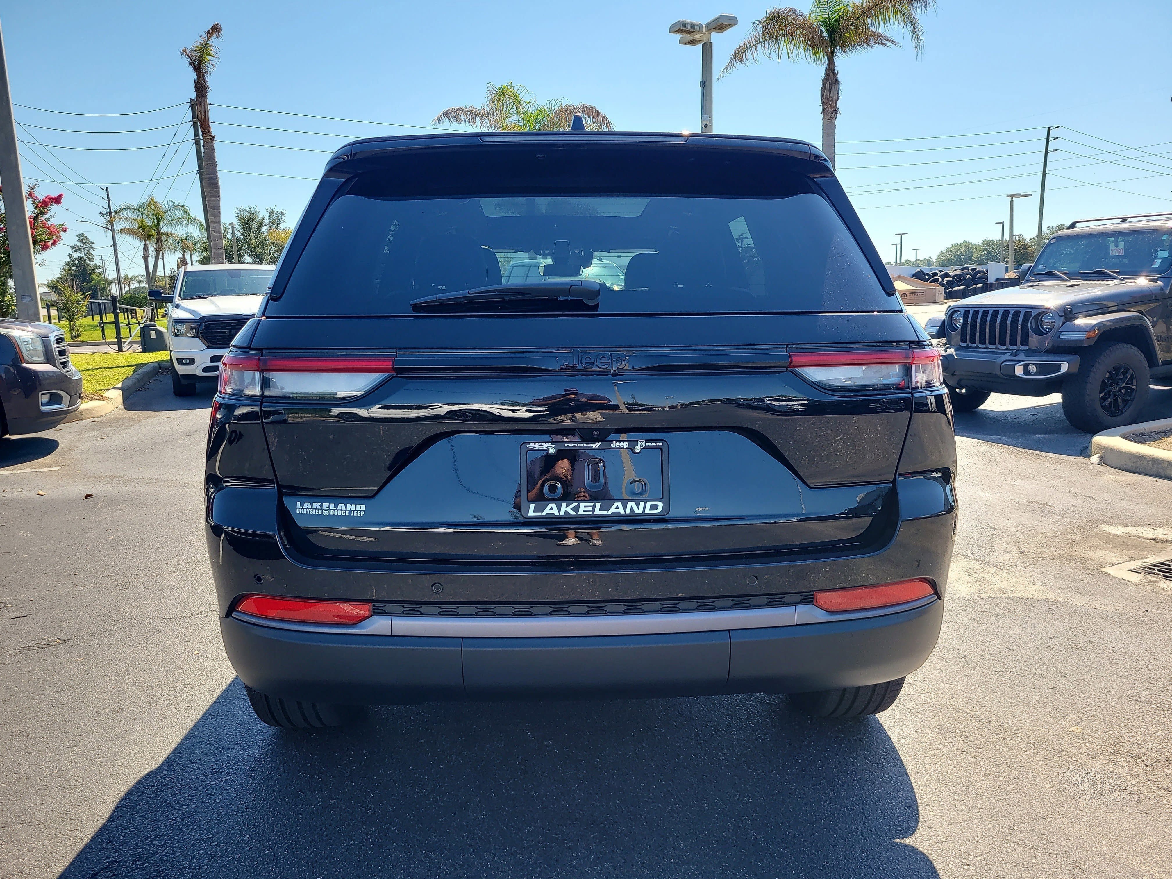 New 2026 Diamond Black Crystal Pearl-Coat Exterior Paint Jeep Limited image 7