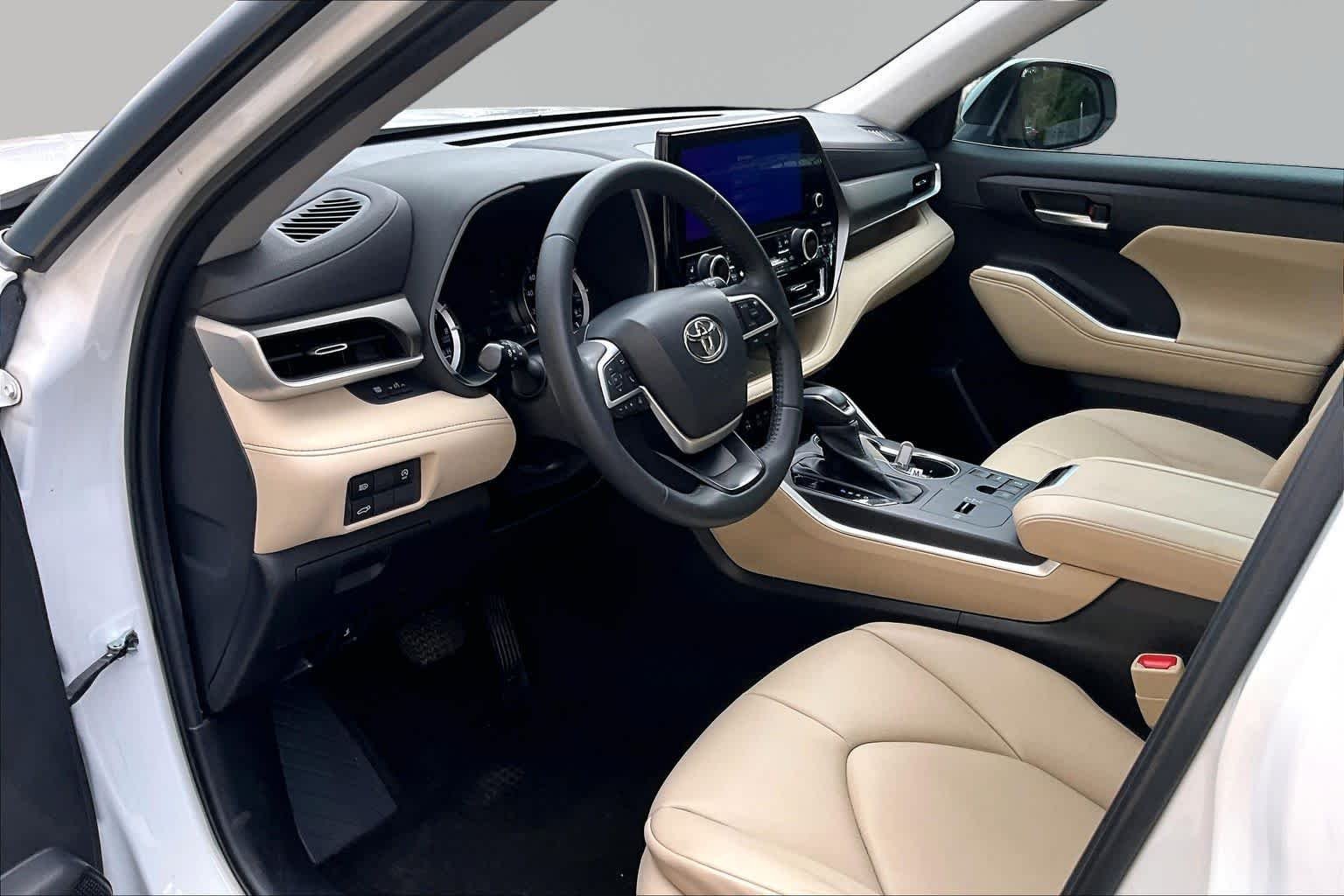 Used 2023 Wind Chill Pearl Toyota XLE image 18