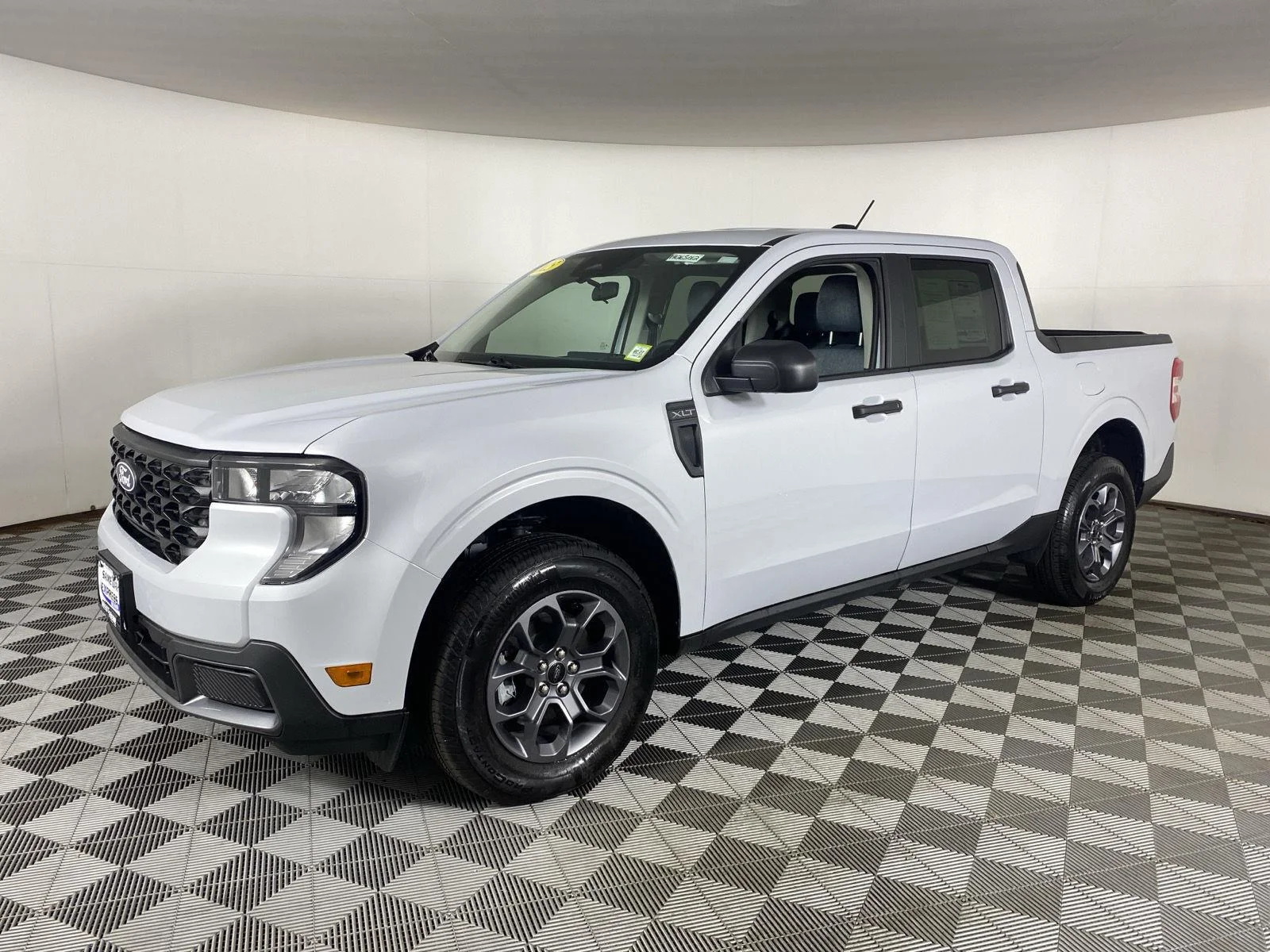 New 2025 White Metallic Ford XLT image 3