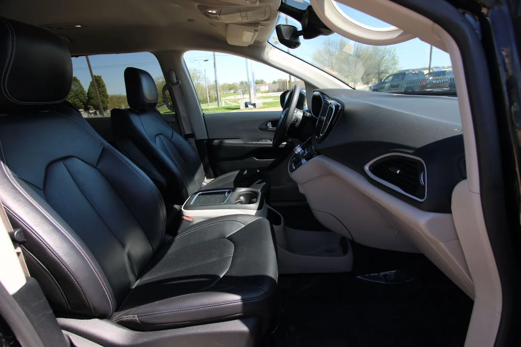 Used 2024 Black Chrysler Touring L image 8
