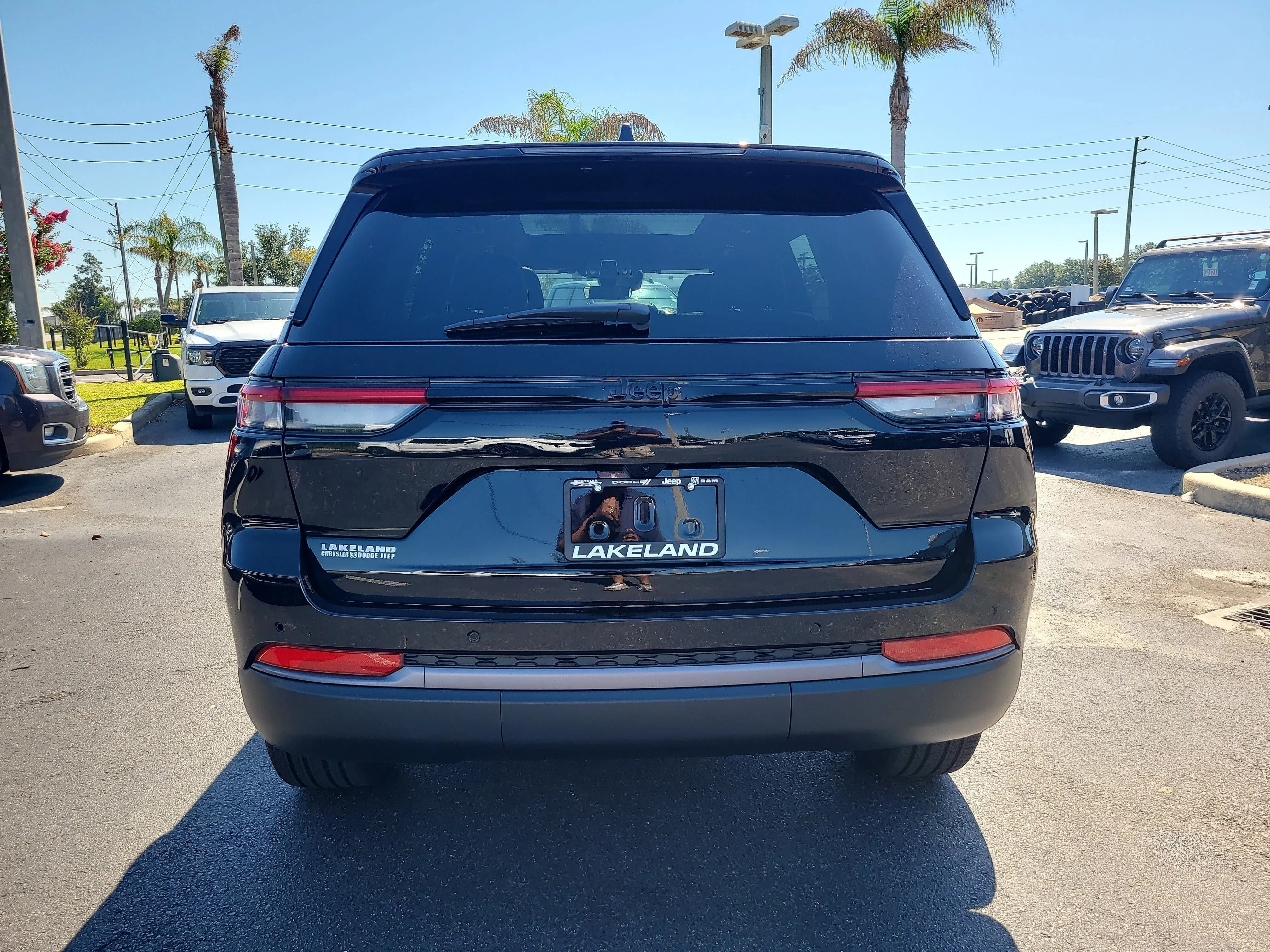 New 2026 Diamond Black Crystal Pearlcoat Jeep Limited image 7