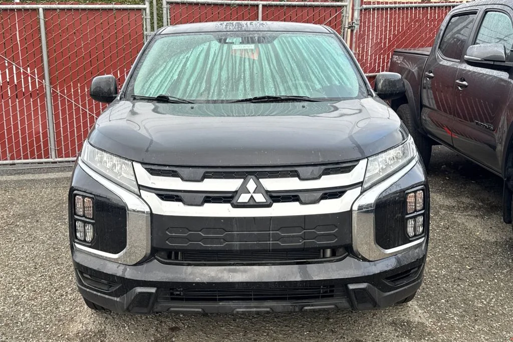 Used 2024 Silver Mitsubishi 2.0 ES image 3
