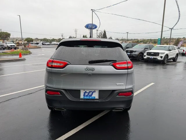 Used 2018 Silver Jeep Latitude image 4