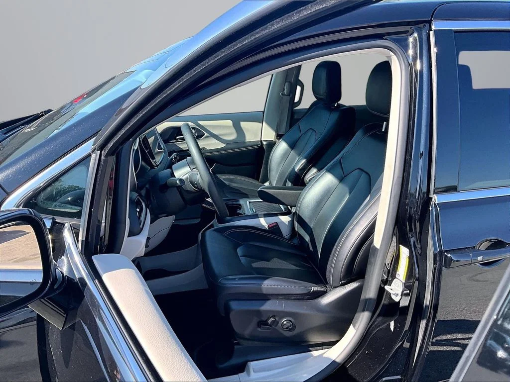 Used 2024 Black Chrysler Touring L image 26