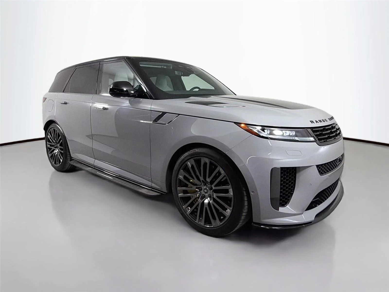 Used 2025 Marl Grey in Gloss finish Land Rover SV Edition Two image 3