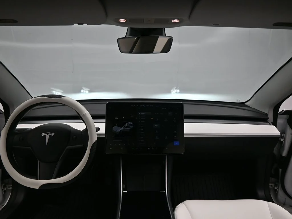 Used 2020  Tesla Standard Range Plus image 17