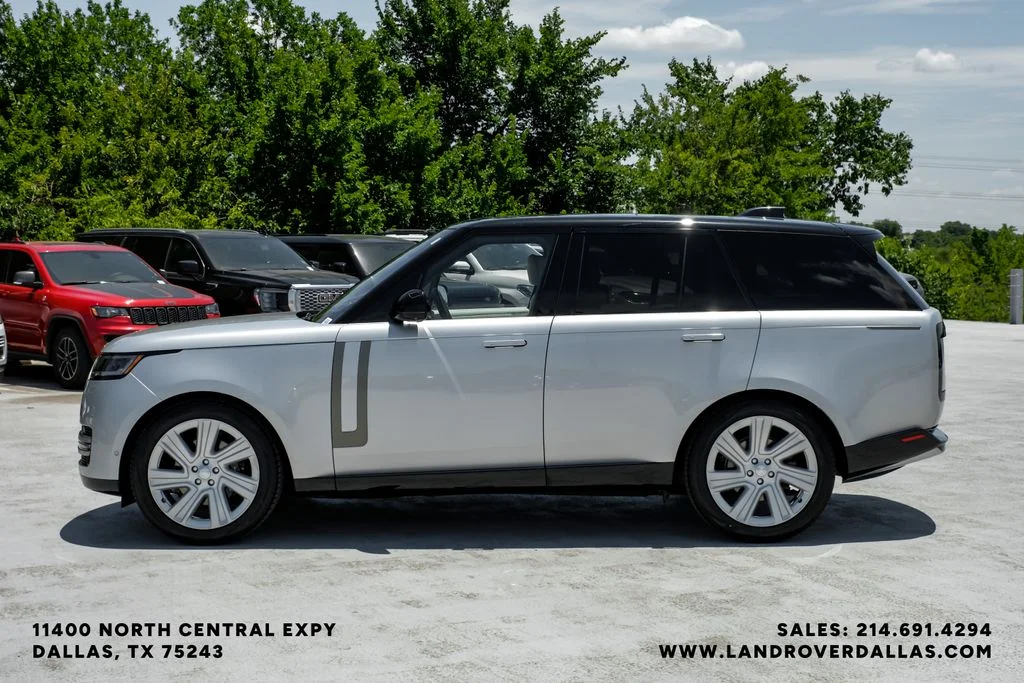 Used 2023 Hakuba Silver Metallic Land Rover SE image 9
