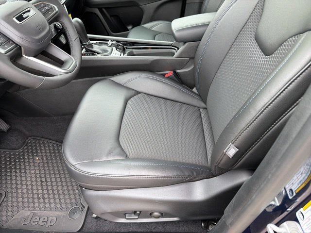 New 2026 Fathom Blue Pearl-Coat Exterior Paint Jeep Latitude image 11