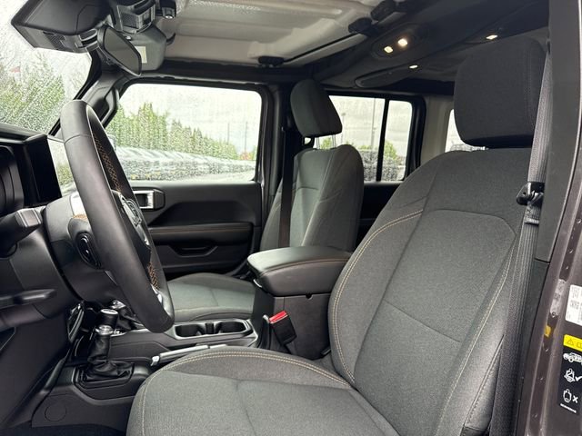Used 2025 Granite Crystal Metallic Clearcoat Jeep Sahara image 23