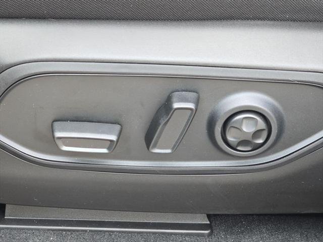 New 2025 Bright White Clear-Coat Exterior Paint Jeep Laredo X image 32