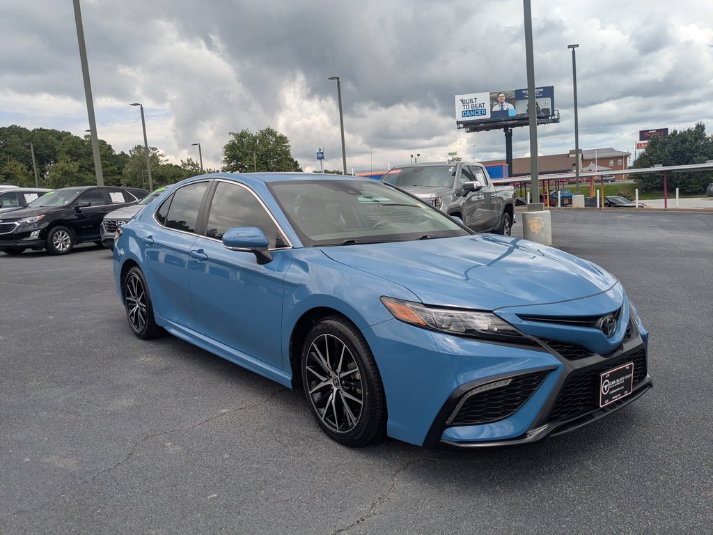Used 2023  Toyota SE image 3