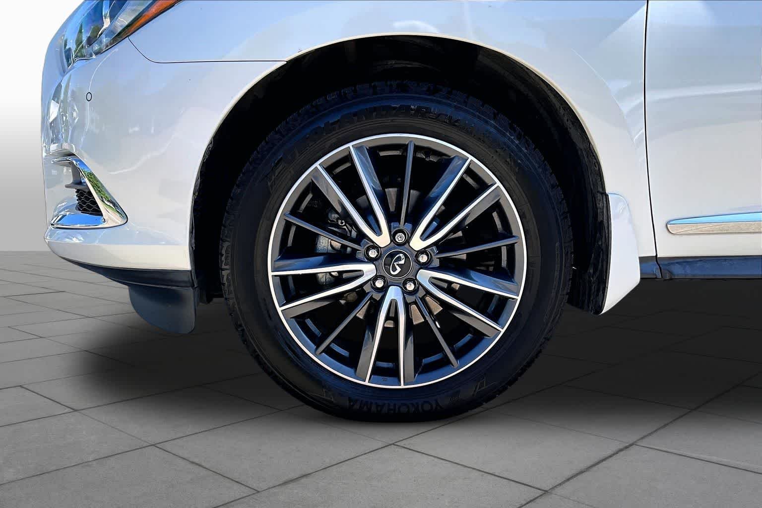 Used 2020 Majestic White INFINITI LUXE image 10