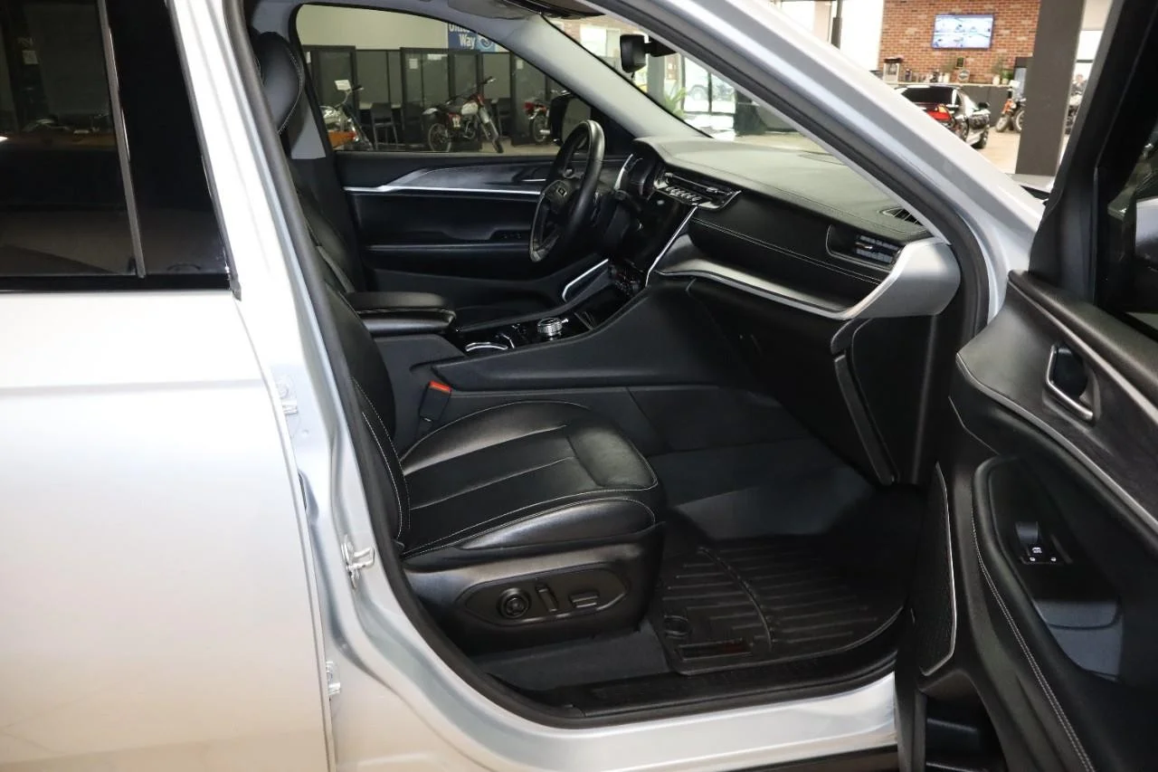 Used 2021 Silver Zynith Jeep Limited image 39