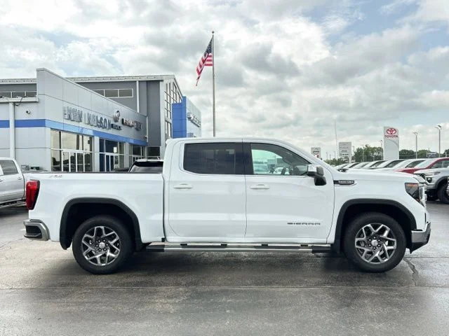 Used 2022 Summit White GMC SLE image 13