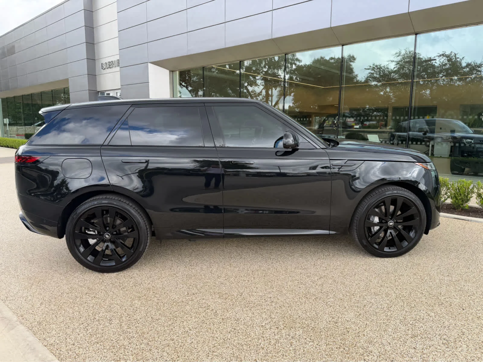 Used 2025 Santorini Black Metallic Land Rover Dynamic SE image 8