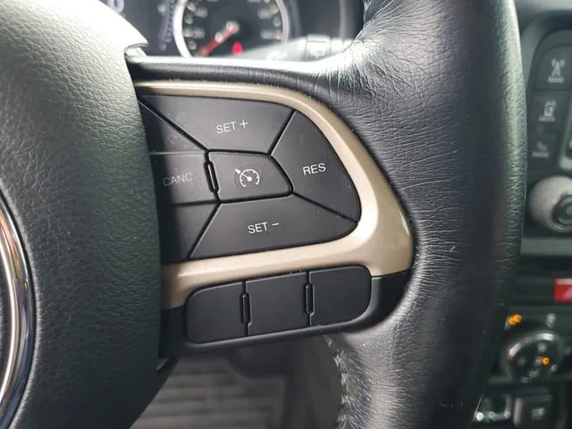 Used 2017 Alpine White Jeep Latitude image 12