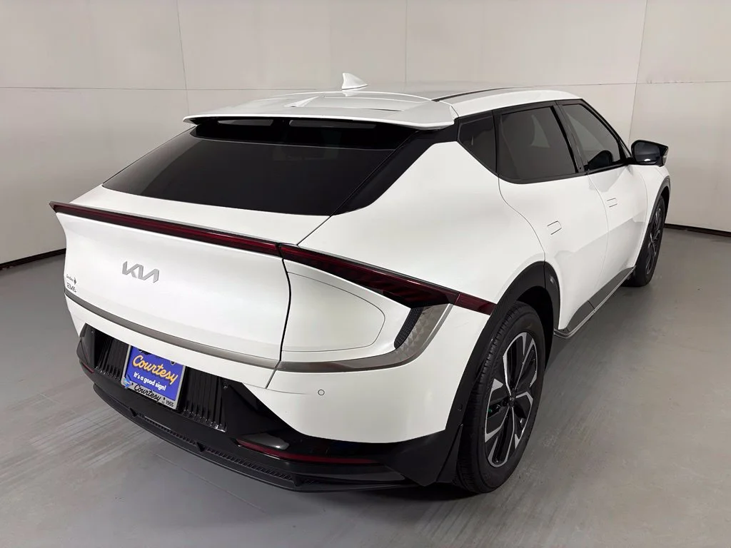 Used 2022 White Kia Wind image 8