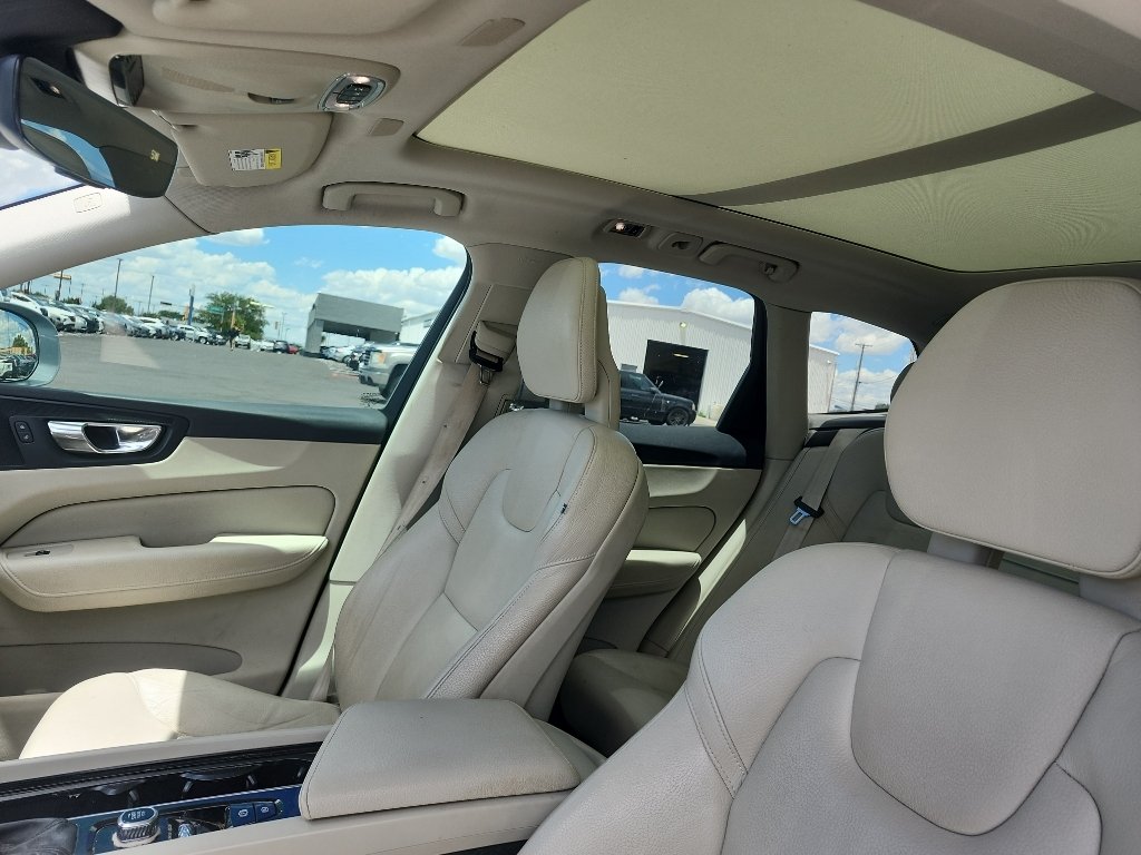 Used 2018 Electric Silver Metallic Volvo Momentum image 16