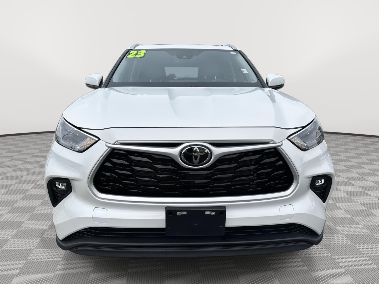 Used 2023 Wind Chill Pearl Toyota XLE image 11