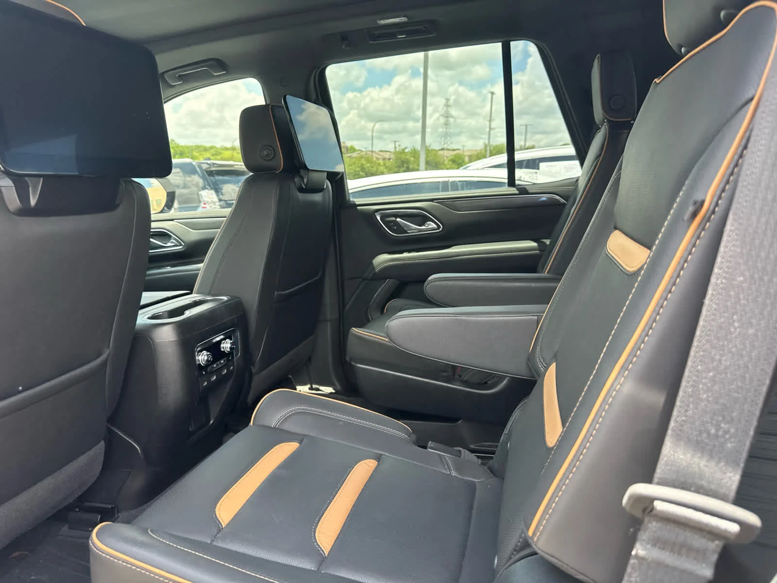 Used 2023 White Frost Tricoat GMC AT4 image 17