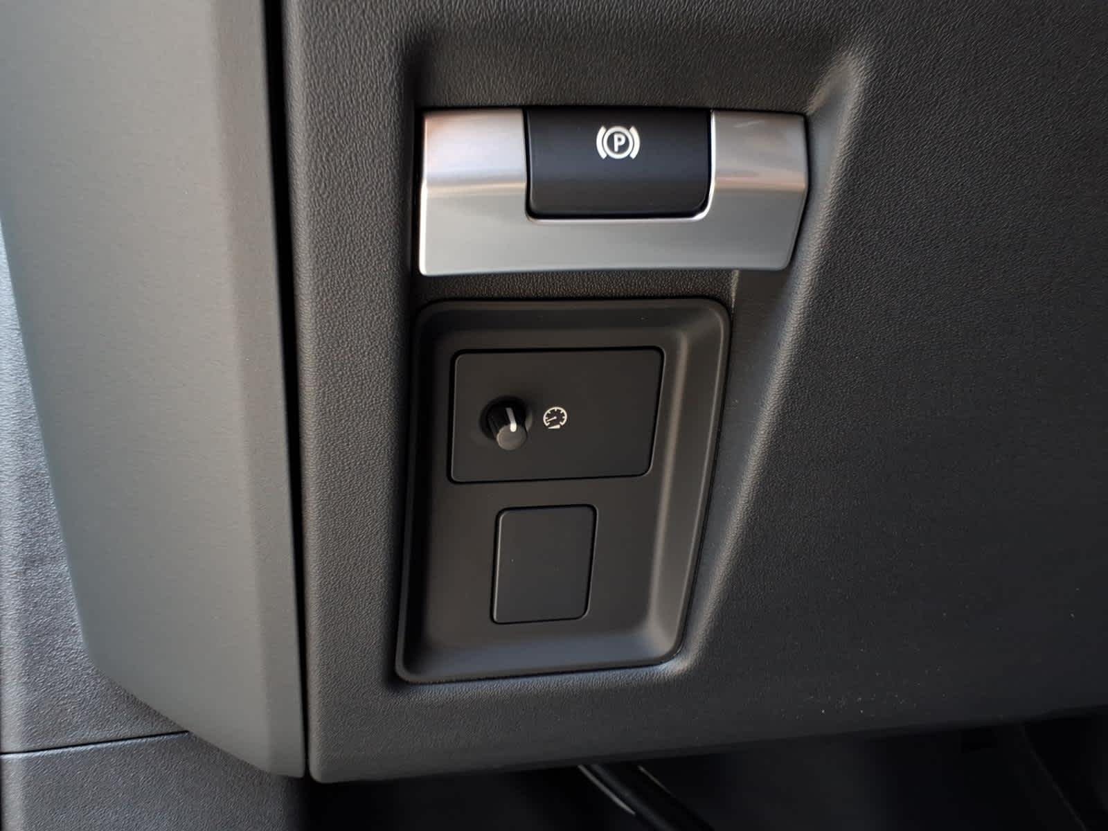 New 2026 Woolstone Green Land Rover X-Dynamic SE image 16