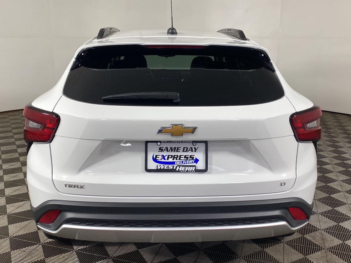 Used 2025 Summit White Chevrolet LT image 6